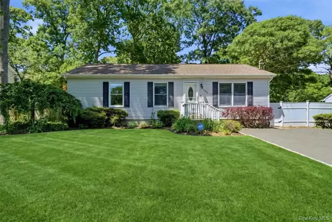 103 Hampton Ave, Mastic, NY 11950