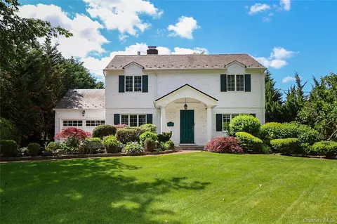 130 Country Club Dr, North Hempstead, NY 11030