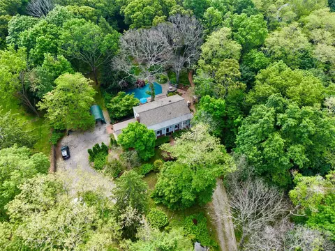 77 Shore Rd, Mount Sinai, NY 11766