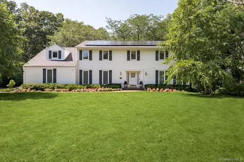 251 Baird Ct, Woodbury, NY 11797
