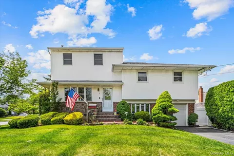 5 Chance St, Hicksville, NY 11801