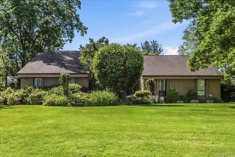 17 Campo Cir, North Hempstead, NY 11568
