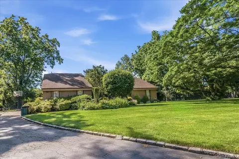 17 Campo Cir, North Hempstead, NY 11568