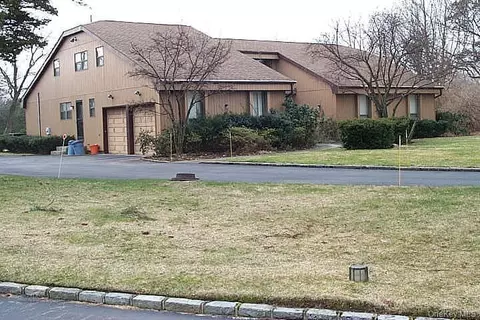 17 Campo Cir, North Hempstead, NY 11568