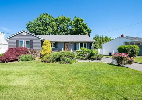 23 Martin Rd S, Bethpage, NY 11714