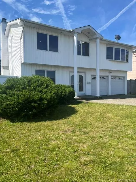 2625 Riverside Dr, Wantagh, NY 11793
