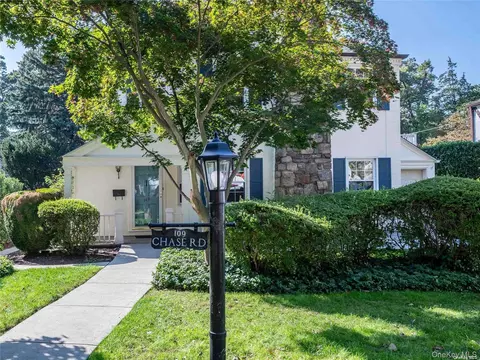 109 Chase Rd, North Hempstead, NY 11030