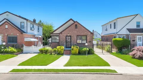 11909 230th St, New York, NY 11411