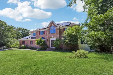4 Penn Ct, Setauket, NY 11733
