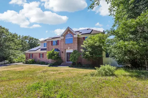 4 Penn Ct, Setauket, NY 11733