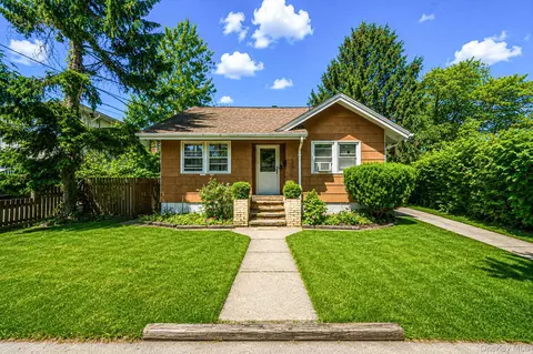 561 Chestnut St, Lindenhurst, NY 11757