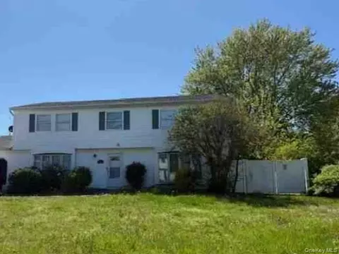 4 Rustic Ave, Medford, NY 11763