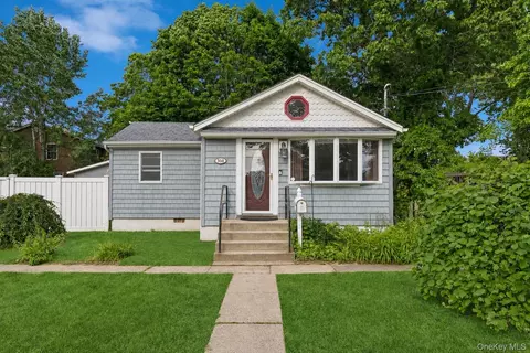 350 S Greene Ave, Lindenhurst, NY 11757