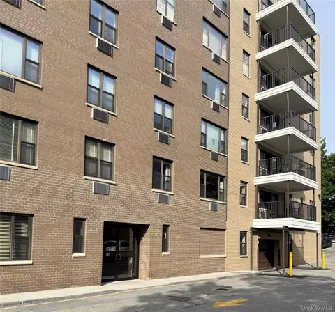 25 Stewart Pl #214, Mount Kisco, NY 10549