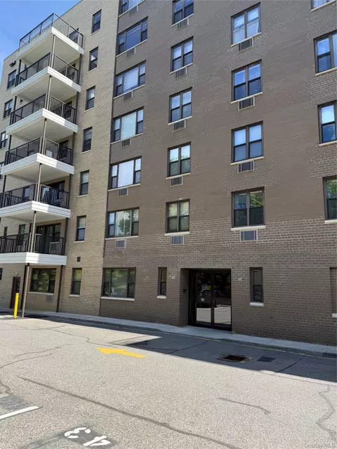 25 Stewart Pl #214, Mount Kisco, NY 10549