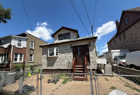 142-25 Bascom Ave, Jamaica, NY 11436