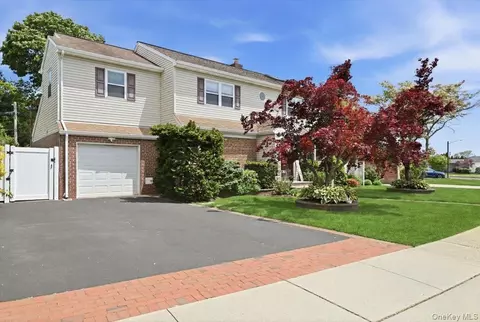 19 Berkshire Rd, Bethpage, NY 11714
