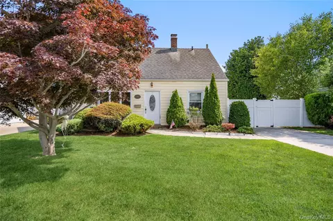 30 Crag Ln, Levittown, NY 11756