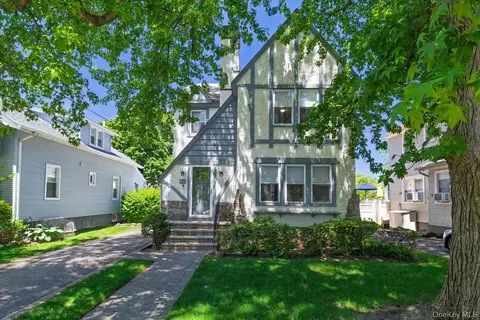 89 Lexington Ave, Malverne, NY 11565