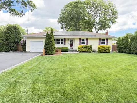 147 Hounslow Rd, Shirley, NY 11967