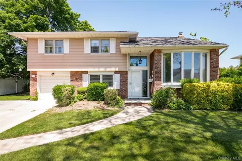 304 Violet St, Massapequa Park, NY 11762
