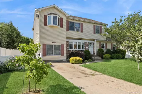 15 Willard Ave, Farmingdale, NY 11735