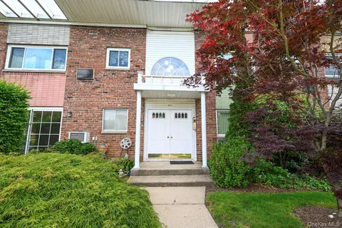 271 N Newbridge Rd #2C, Levittown, NY 11756