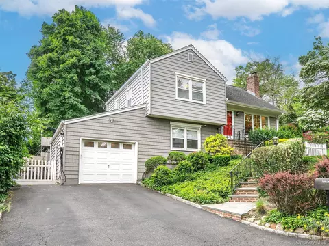 7 Cedar Ln, Glen Head, NY 11545