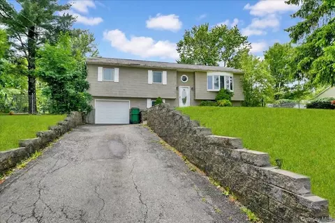 5 Rowell Ln, Wappinger, NY 12590