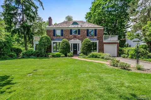 8 Parkside Dr, North Hempstead, NY 11021