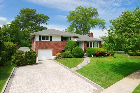 354 Terrace Ave, Garden City, NY 11530