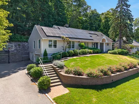 125 Mimosa Dr, North Hempstead, NY 11576