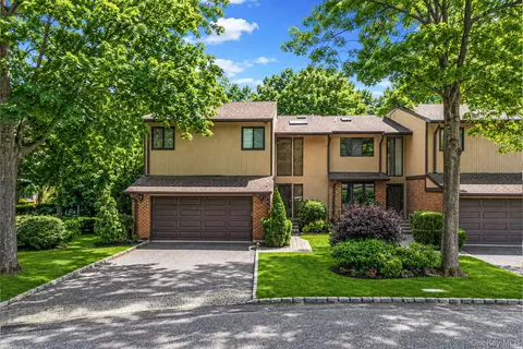 6 Wimbledon Dr, North Hempstead, NY 11576