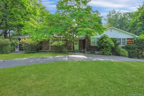 1 Cairngorm Rd, Clarkstown, NY 10956