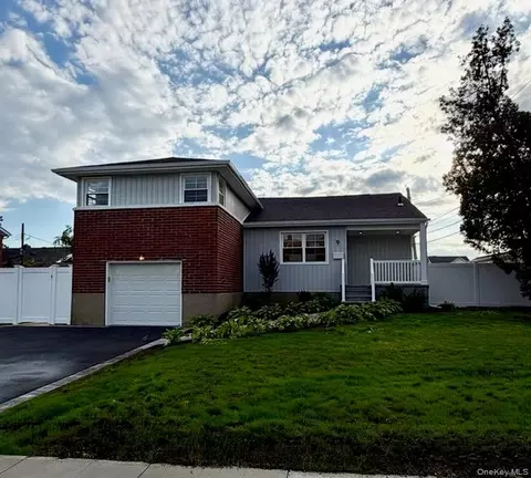 9 N Walnut Pl, North Massapequa, NY 11758