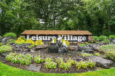 231 Blackpool Ct, Ridge, NY 11961