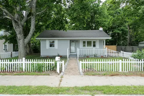 266 Station Rd, Bellport, NY 11713