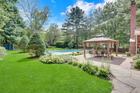 31 Penelope Dr N, Setauket, NY 11733