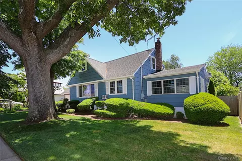 15 Hemlock St, Merrick, NY 11566