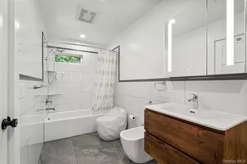 Bath - 212 Bay View Ave, Cornwall On Hudson, NY 12520 photo 1 of 3