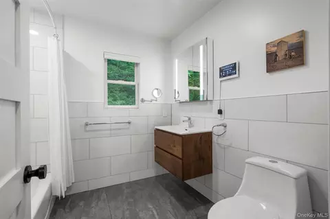 Bath - 212 Bay View Ave, Cornwall On Hudson, NY 12520 photo 3 of 3