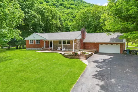 Exterior - 212 Bay View Ave, Cornwall On Hudson, NY 12520 photo 4 of 5