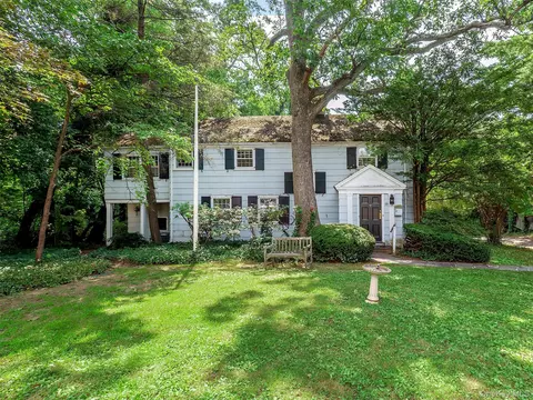 10 Amherst Rd, North Hempstead, NY 11021