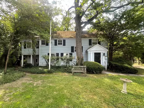 10 Amherst Rd, North Hempstead, NY 11021
