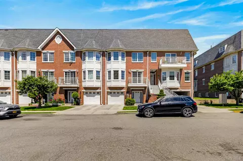 343 Soundview Ln, College Point, NY 11356