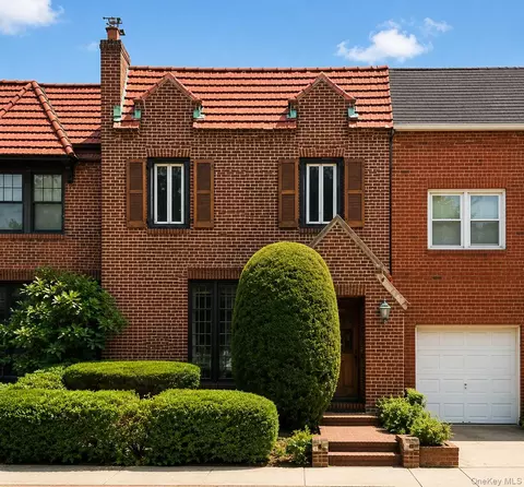 95-19 242nd St, North Hempstead, NY 11001