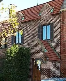 95-19 242nd St, North Hempstead, NY 11001