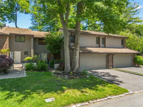 246 Hamlet Dr, Jericho, NY 11753