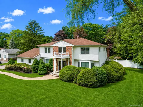 35 High Pasture Cir, Dix Hills, NY 11746