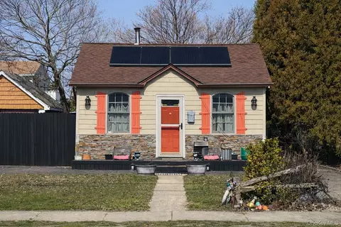 23 Dewey Pl, Lindenhurst, NY 11757